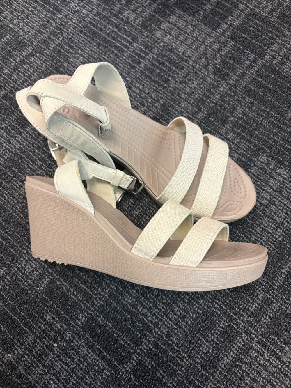 CROCS LEIGH WEDGE SANDALS platform beige  sz 9